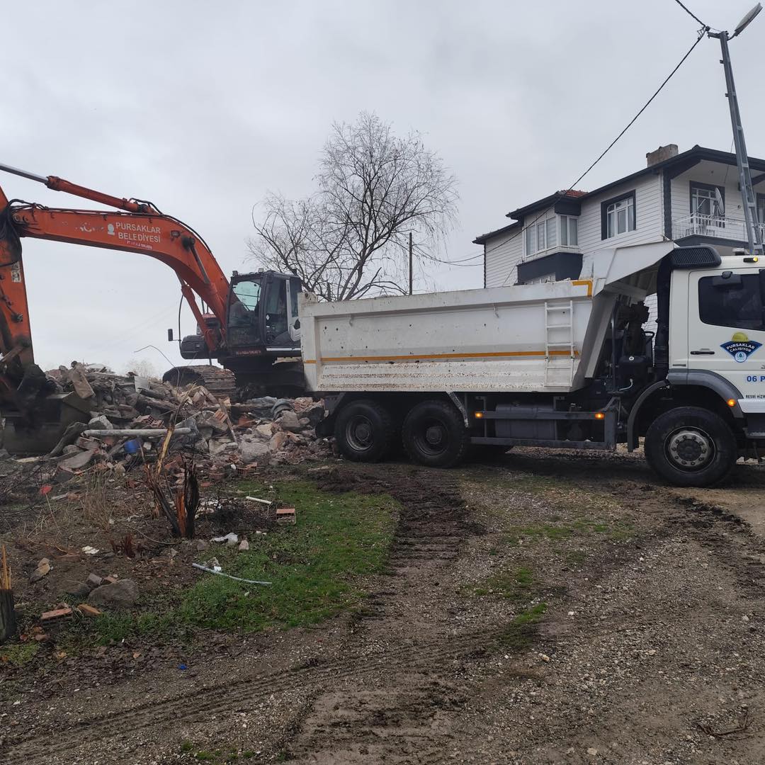 Pursaklar Belediyesi Metruk Yapıları Yıkıyor (1)