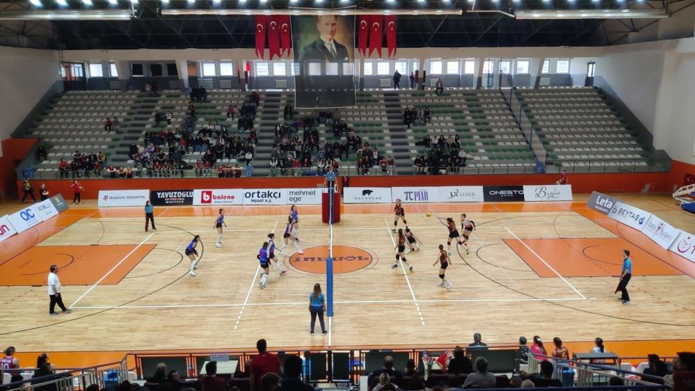 Voleybol Maçında Sürpriz Evlenme Teklifi (2)