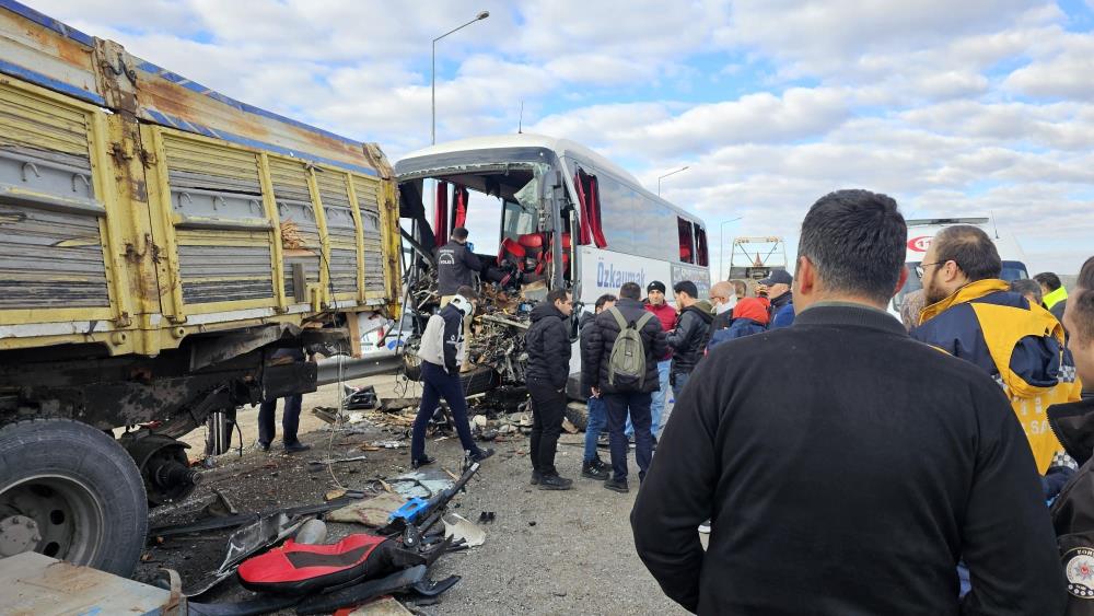 Yolcu Otobüsü Kaza Yaptı Çok Sayıda Can Kaybı Ve Onlarca Yaralı Var! (2)