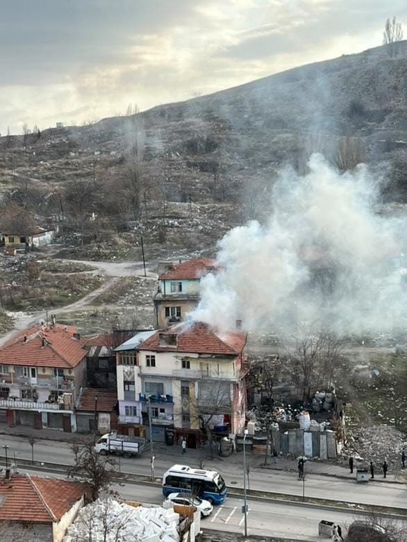 Altındağ’da 4 Katlı Binada Yangın Çıktı 