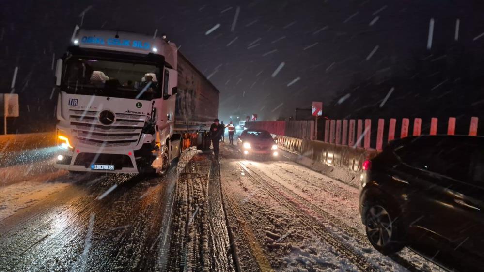 Bolu Dağı’nda Tırlar Yolda Kaldı! (3)