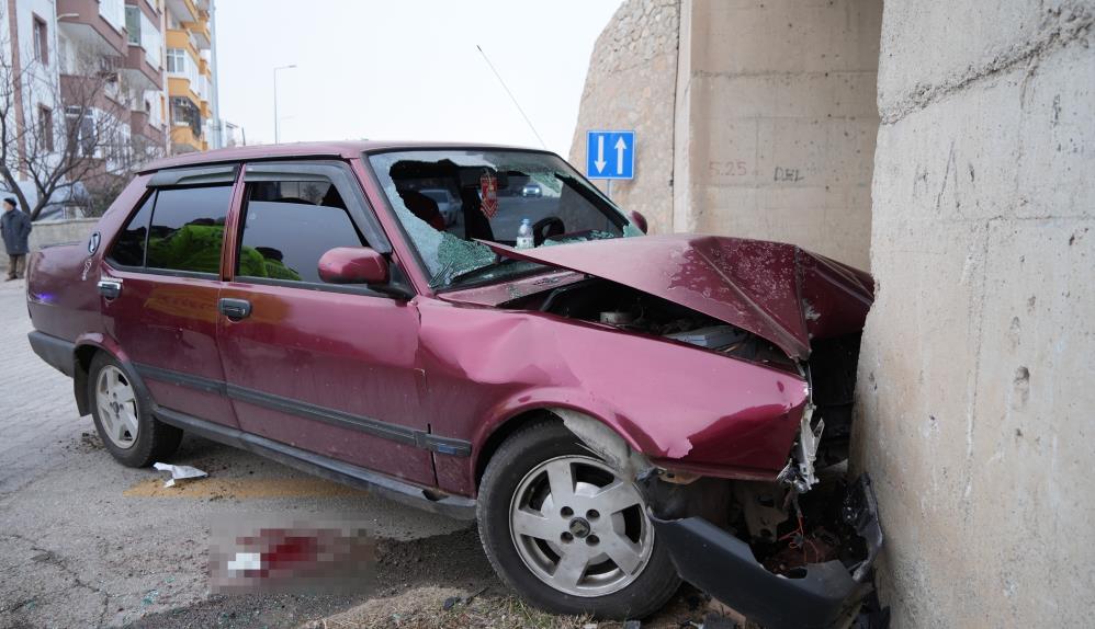 Kırıkkale'de Kontrolden Çıkan Otomobil, Beton Duvara Çarptı. Kazada Sürücü Ve Beraberindeki Yolcu Ağır Yaralandı (4)