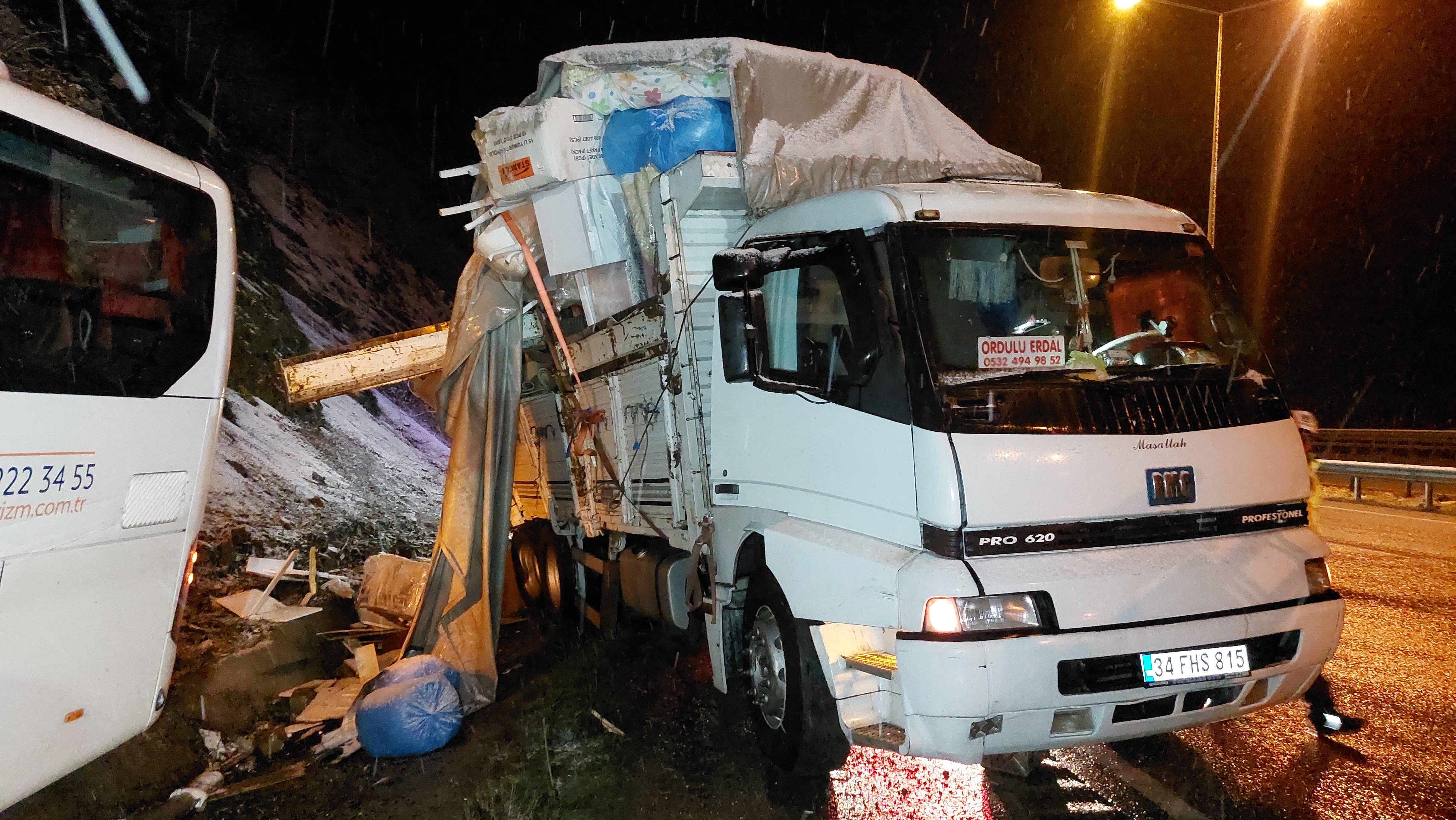 Yolcu Otobüsü Ile Kamyon Çarpıştı Ortalık Can Pazarına Döndü!  (2)