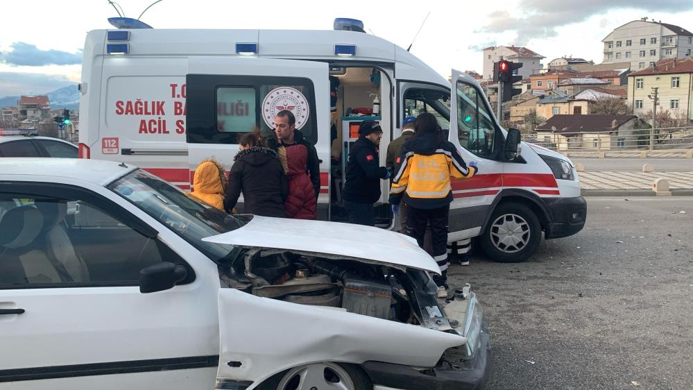 Ambulans Ve Otomobil Çarpıştı! Yaralılar Var (2)