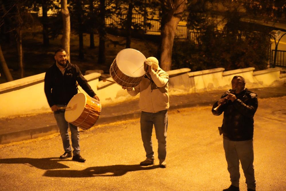 Ankara’da Ramazan Davulcuları Ilk Sahur Için Sokaklarda (2)