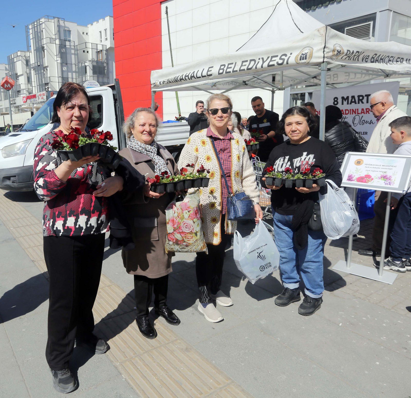 Belediyenin Yetiştirdiği Çiçekler, 8 Mart’ta Kadınlara Armağan Edildi (3)