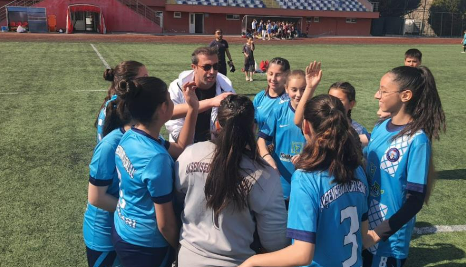 Beypazarı Akşemseddin Ortaokulundan Çim Hokeyinde Büyük Başarı  (2)