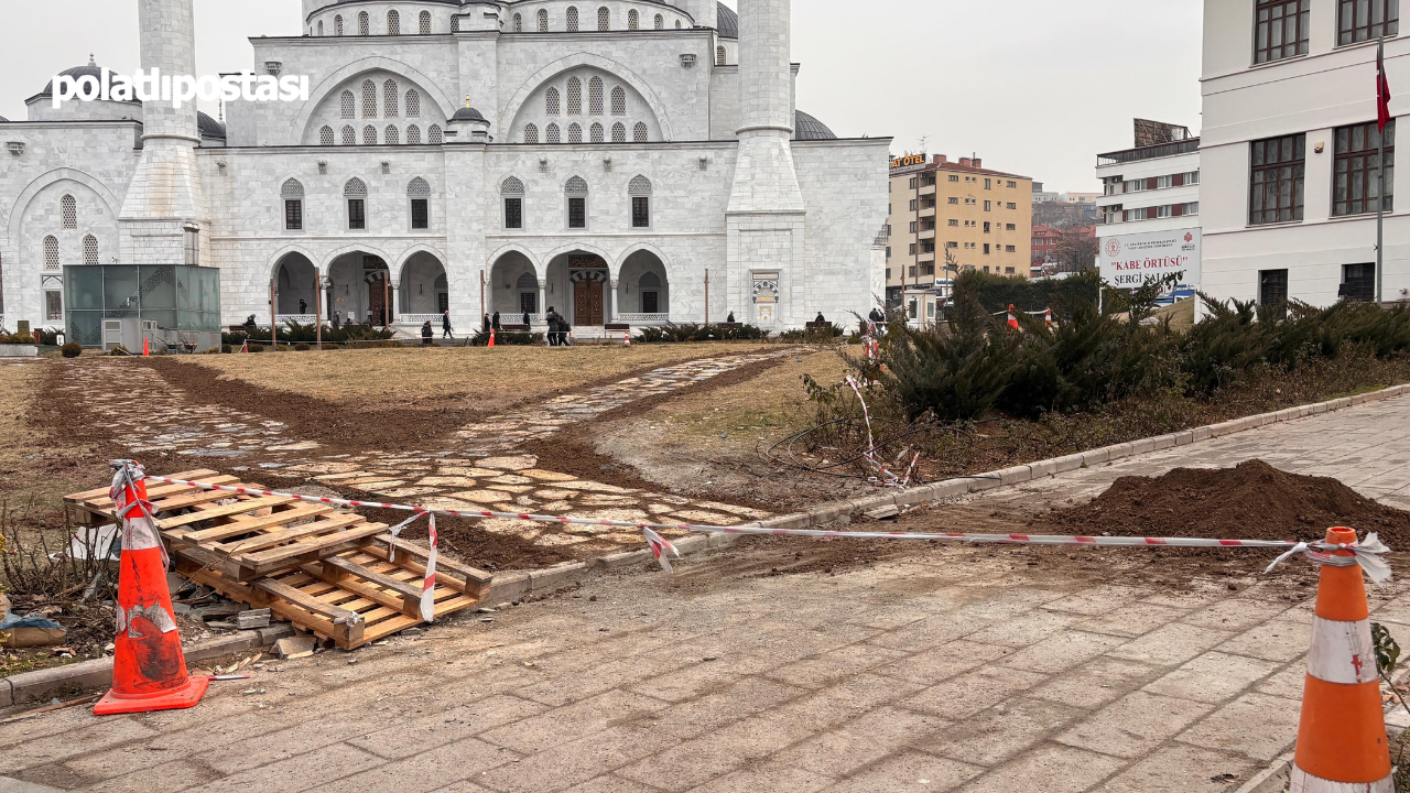 Çimler Yok Olunca Harekete Geçildi Melike Hatun Cami’ne Yeni Yol (1)