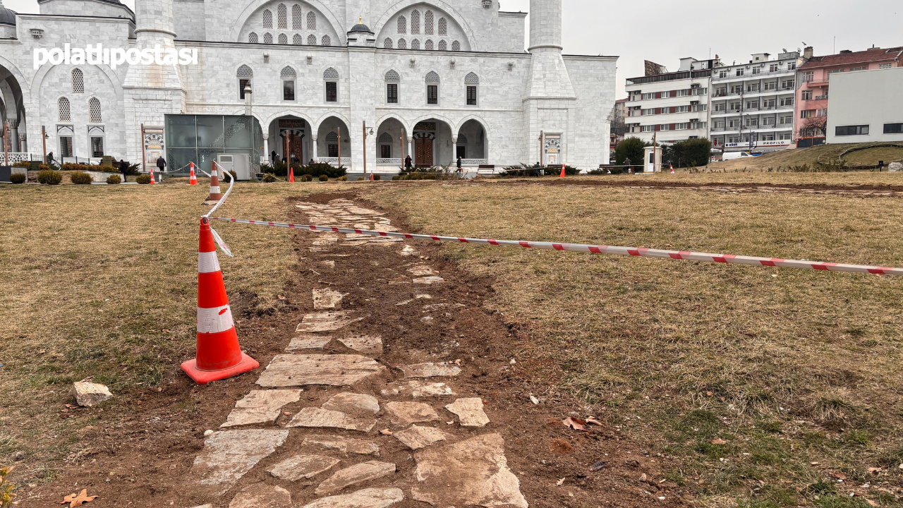 Çimler Yok Olunca Harekete Geçildi Melike Hatun Cami’ne Yeni Yol (2)