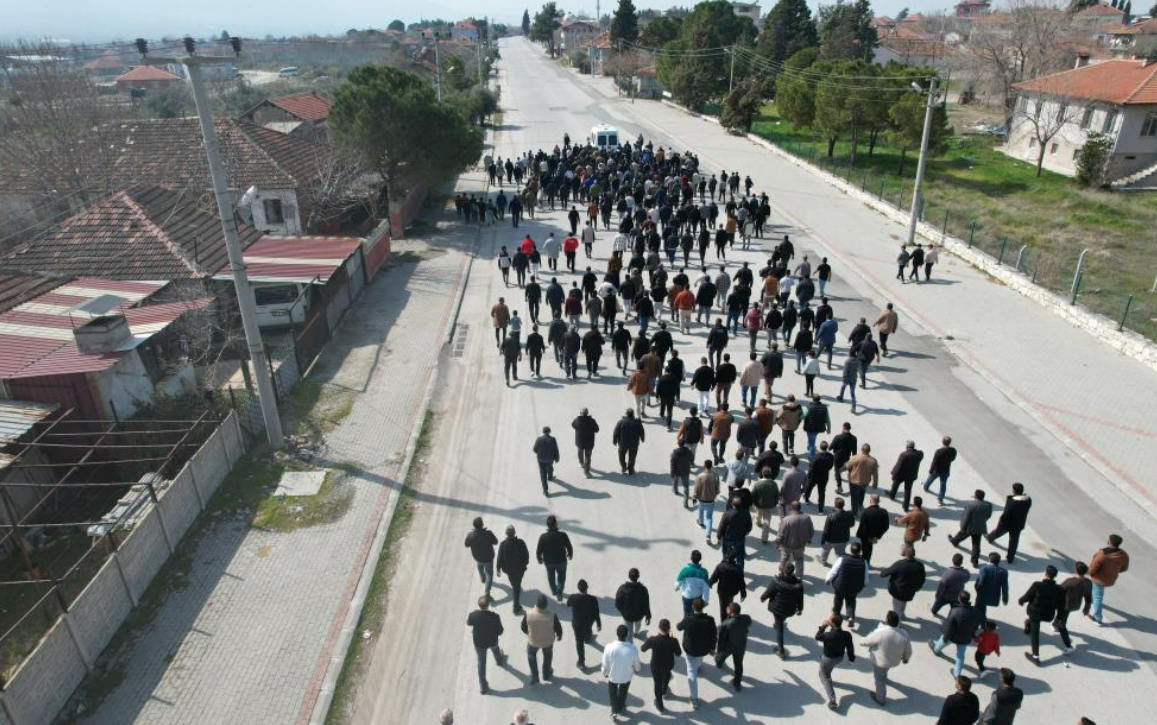 Dereye Düşerek Hayatını Kaybeden Minik Nazlı, Son Yolculuğuna Uğurlandı  (2)