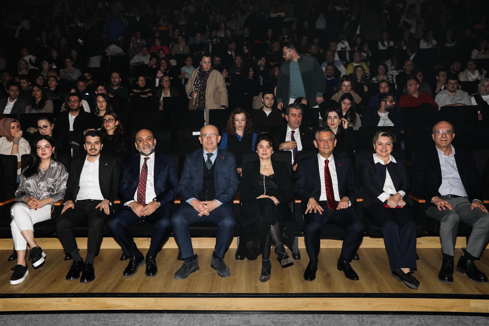 Erdal Beşikcioğlu’nun “Bir Delinin Hatıra Defteri” Oyunu Büyük Beğeni Topladı  (2)