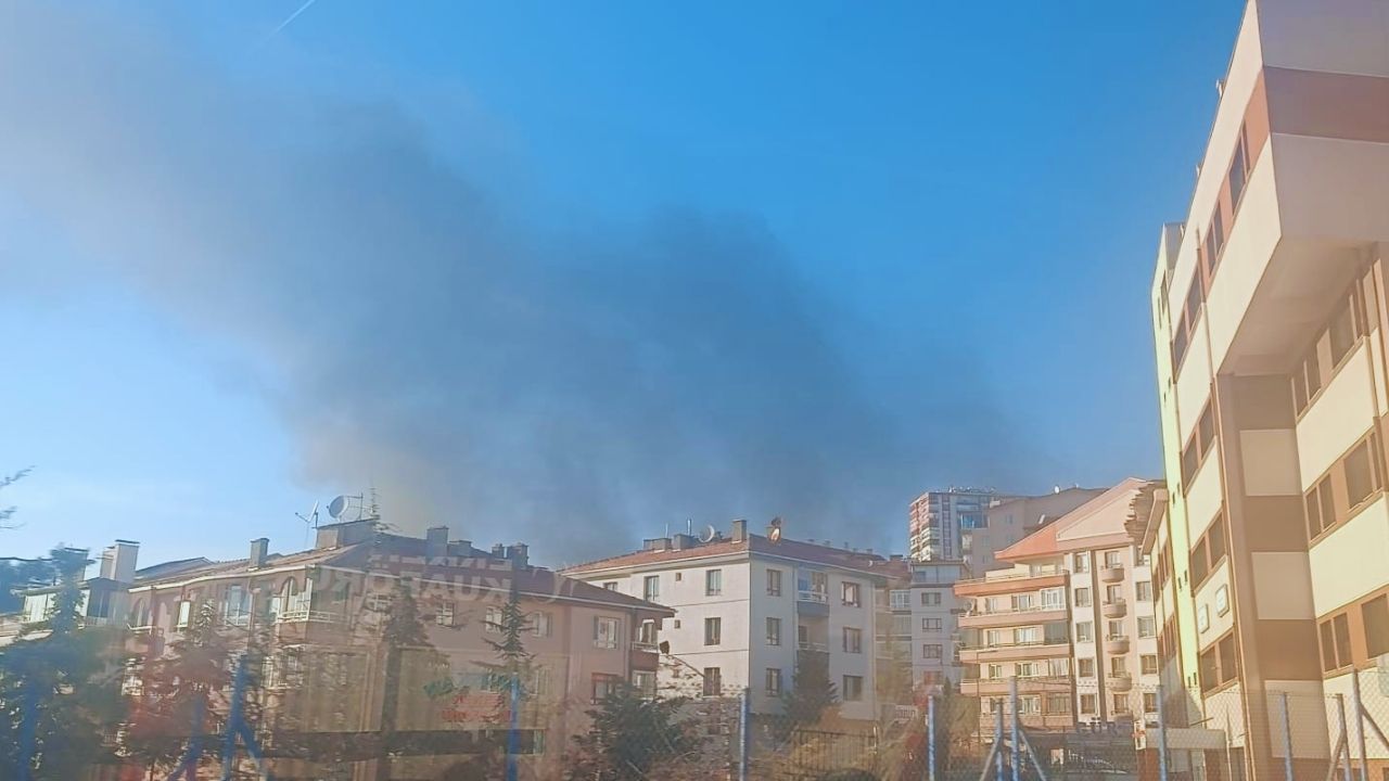 Keçiören'de Korkutan Yangın Gökyüzü Siyaha Boyandı (1)