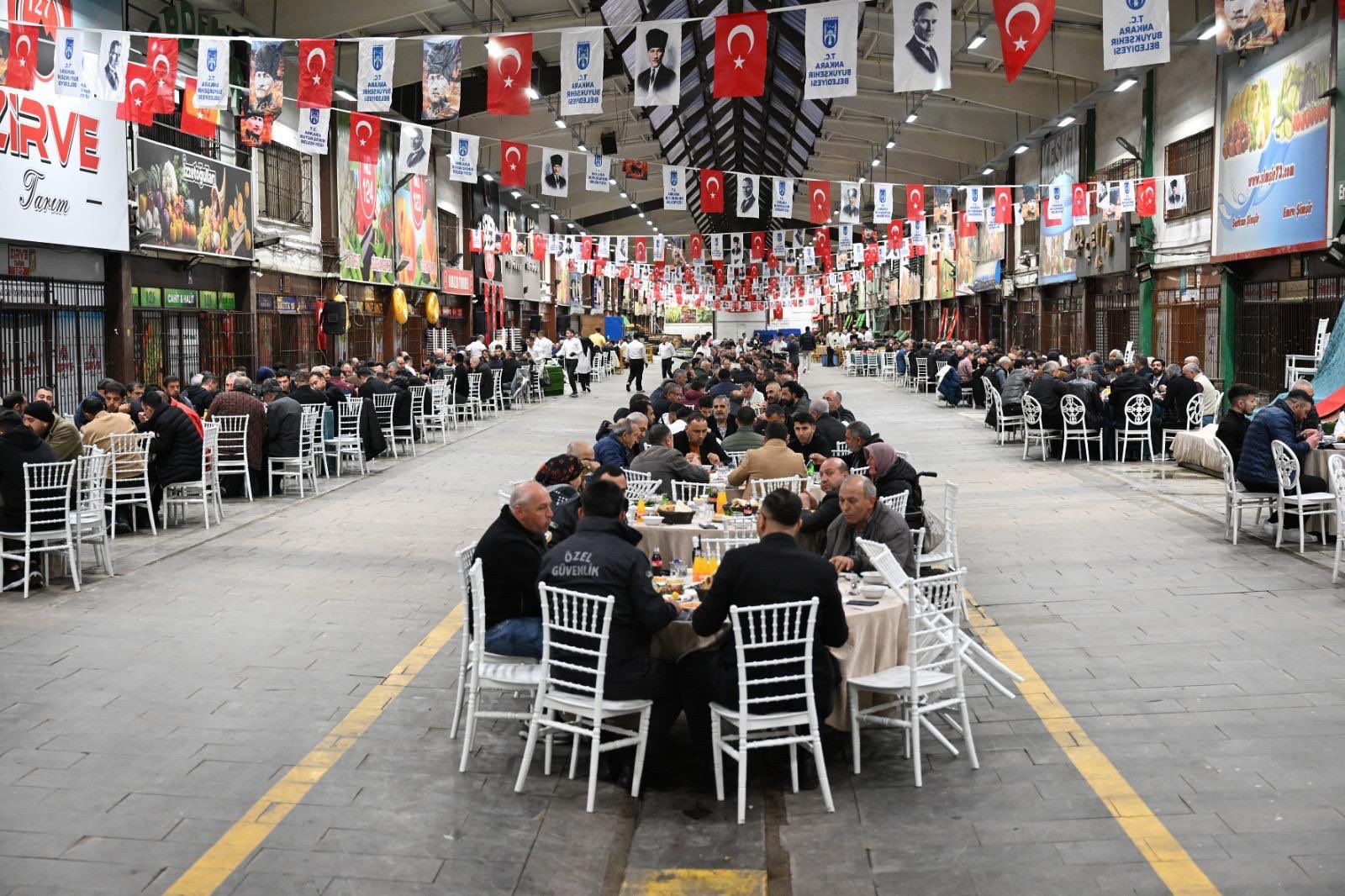 Mansur Yavaş, Büyük Ankara Hali’nde Esnafla Iftar Sofrasında  (1)