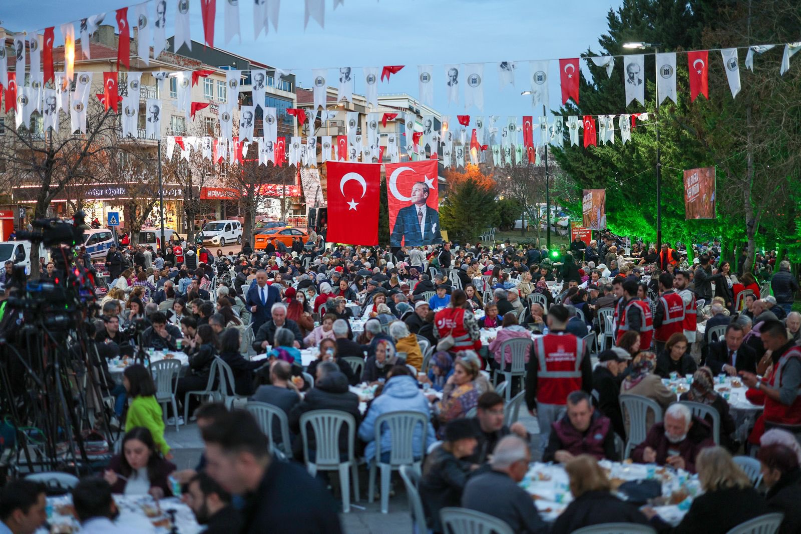 Özgür Özel, Yenimahalle’de Vatandaşlarla Iftar Sofrasında Buluştu (2)