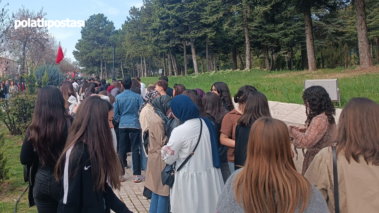 Anıtkabir’de Sabahın İlk Işıklarıyla Uzun Kuyruklar Oluştu  (1)