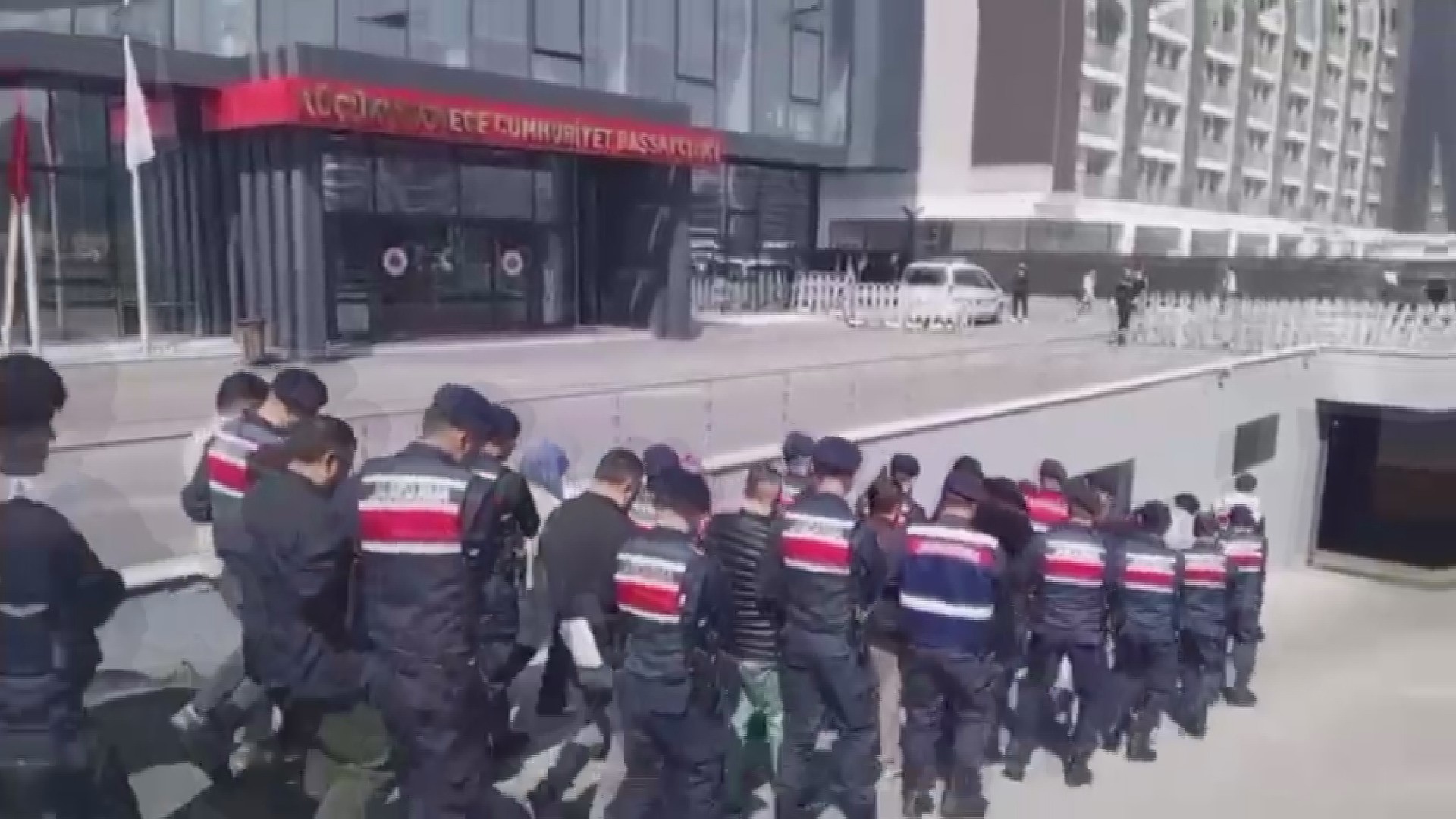 Ankara Dahil 10 Ilde Dolandırıcılık Operasyonu 20 Şüpheli Gözaltında!  (2)