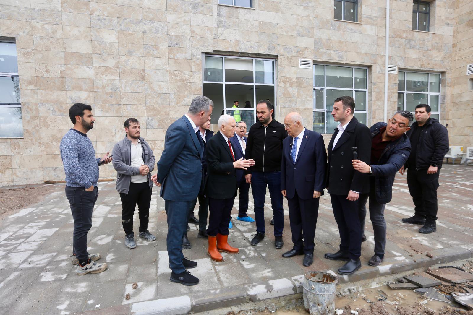 Fethi Yaşar Ve Prof. Dr. Mehmet Haberal, Alzheimer Merkezi'ni Inceledi (3)