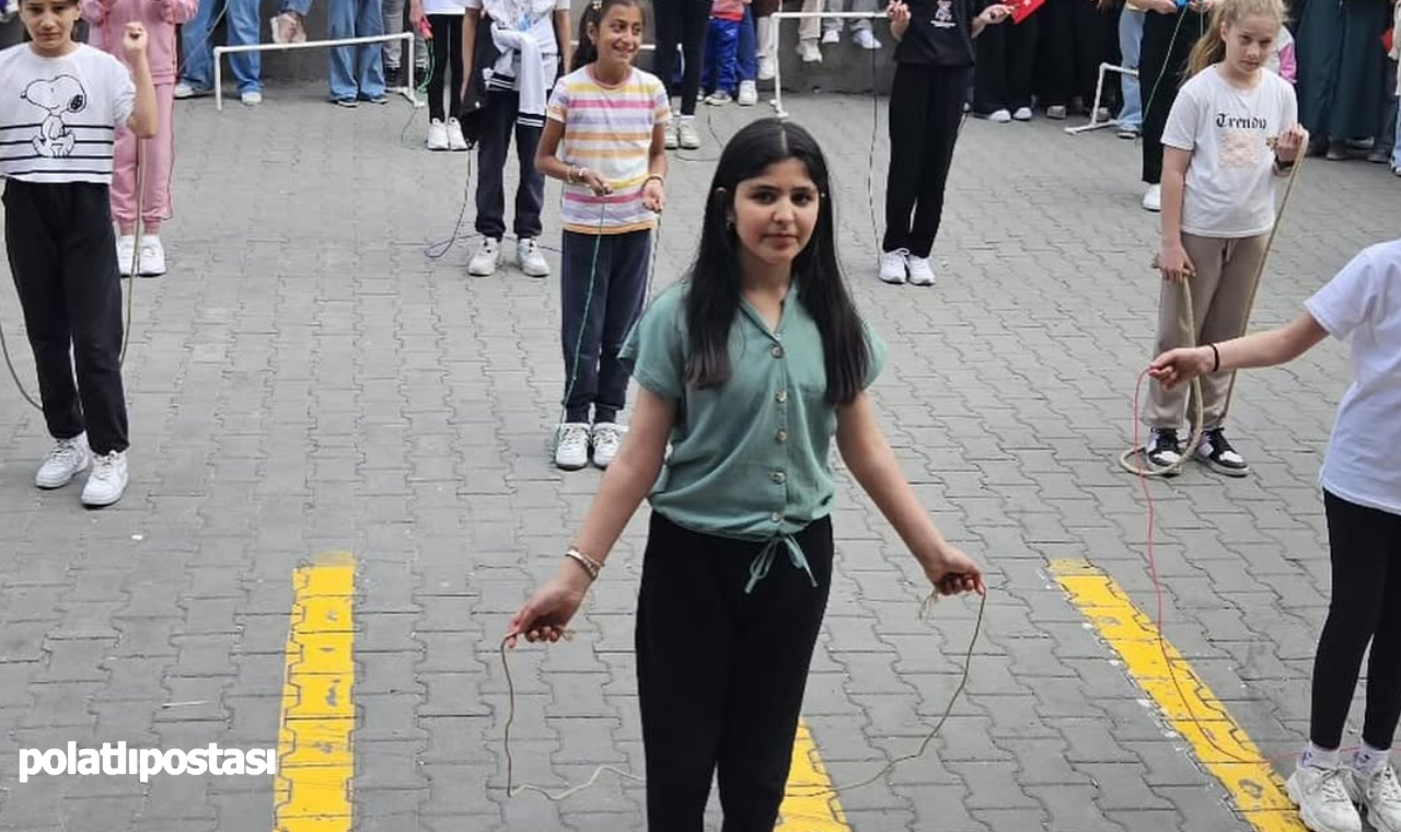 Polatlı Zafer Ortaokulu'nda 23 Nisan'da Öğrenciler Madalyalarını Aldı! (2)
