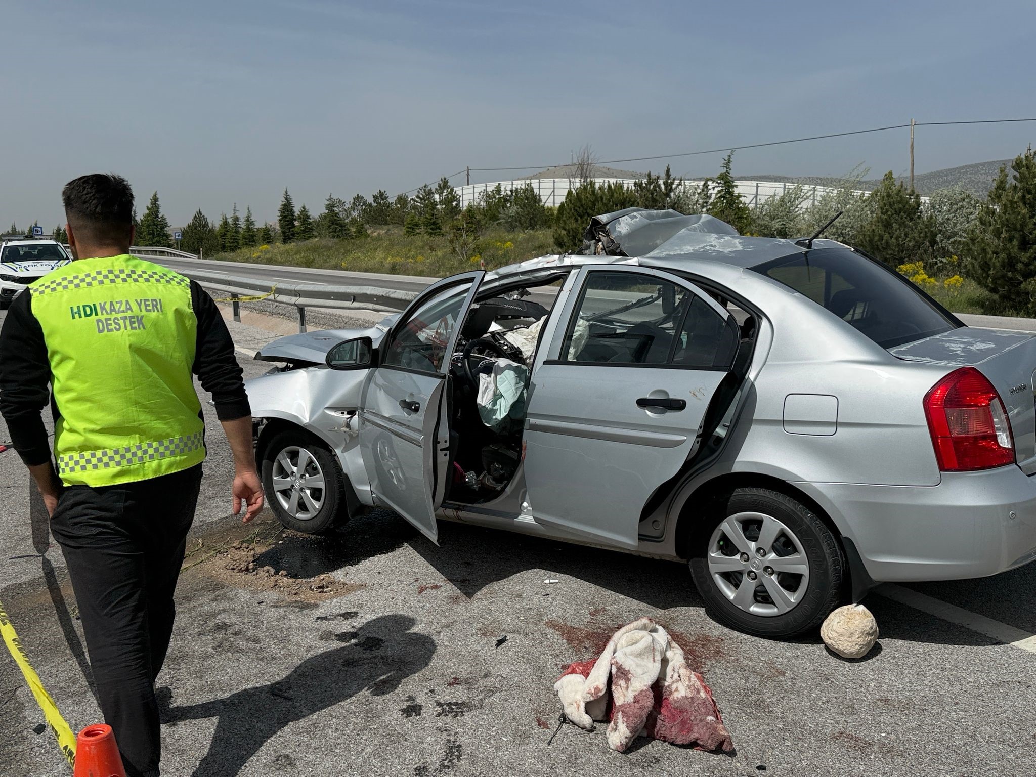 Afyonkarahisar’da Feci Kaza Otomobil Tıra Çarptı!  (2)