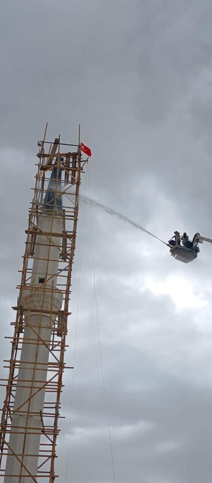 Ankara'da, Fırtına Sırasında Bir Minareye Yıldırım Düştü!-1