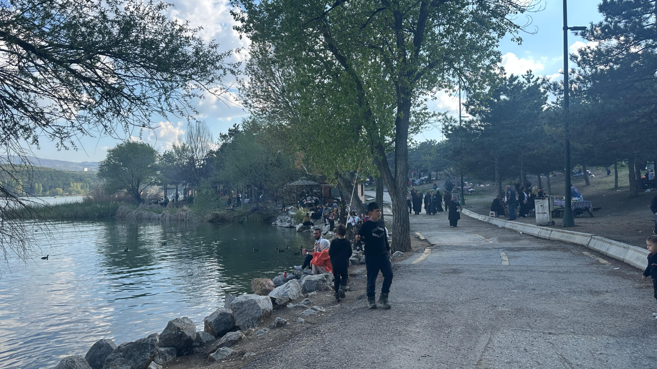 Ankaralılar Mavi Göl’e Akın Etti! Piknik Alanları Doldu Taştı (2)