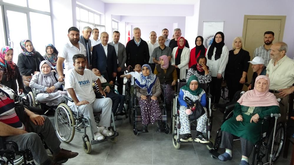 İhtiyaç Sahibi Engelli Bireyler Bayramı Sandalyeleriyle Karşılıyor (1)