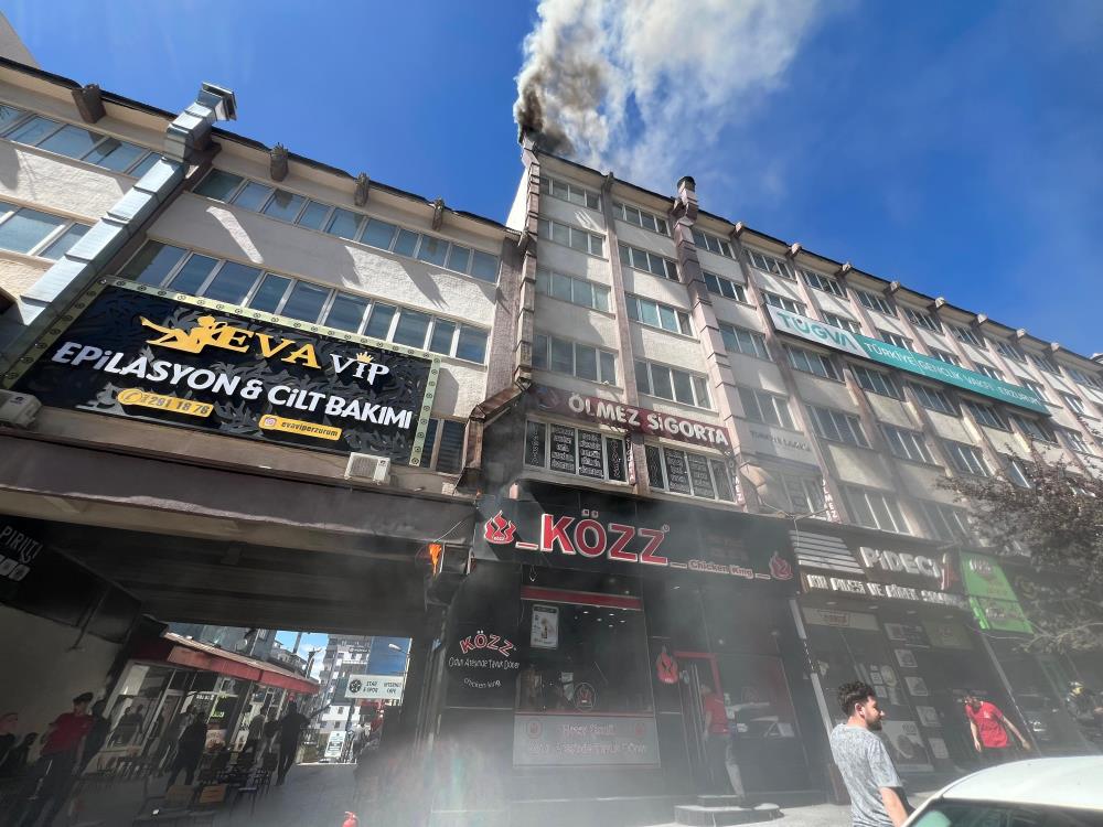 İş Yerinde Çıkan Yangına Esnaf Hortumla Müdahale Etti! (1)