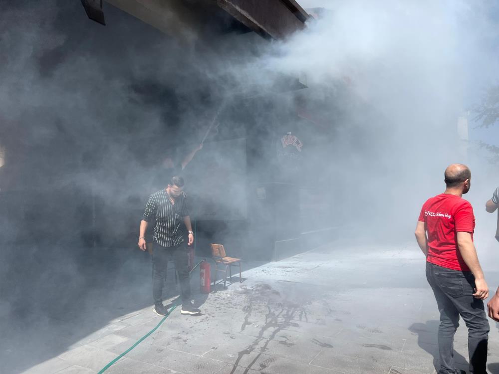 İş Yerinde Çıkan Yangına Esnaf Hortumla Müdahale Etti! (2)