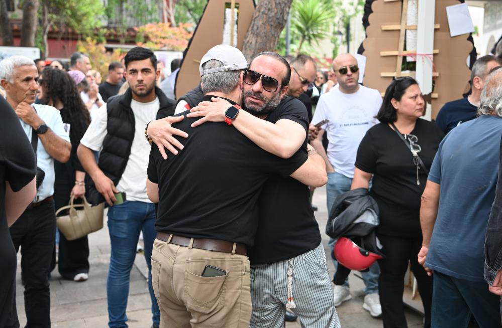 Kansere Yenik Düşen Ünlü Şarkıcı Toprağa Verildi (2)
