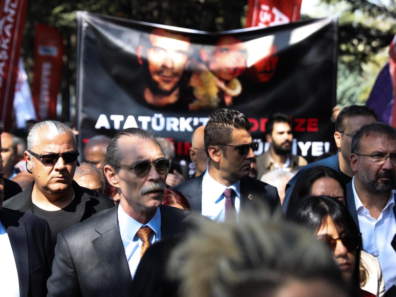 Özgür Özel Ve Erdal Beşikcioğlu Deniz Gezmiş’i Mezarı Başında Andı  (2)