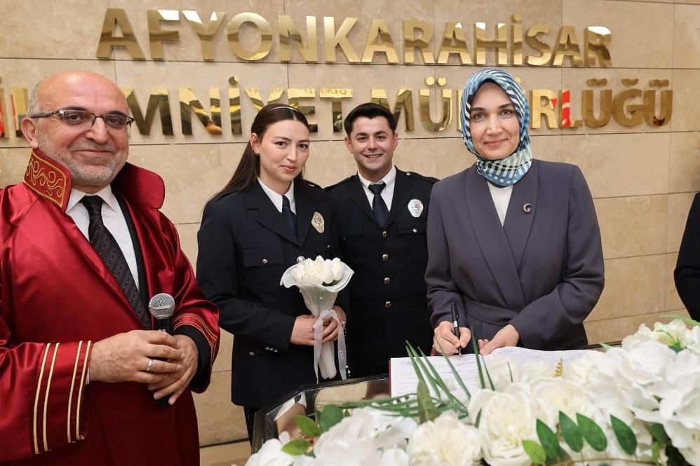 Polis Memurları Emniyet Binasında Evet Dedi! (1)