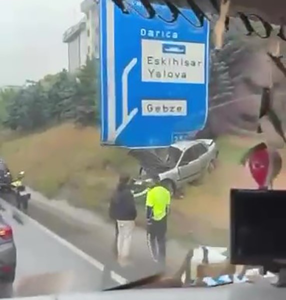 Seyir Halindeki Otomobil Trafik Levhasına Çarptı! (2)