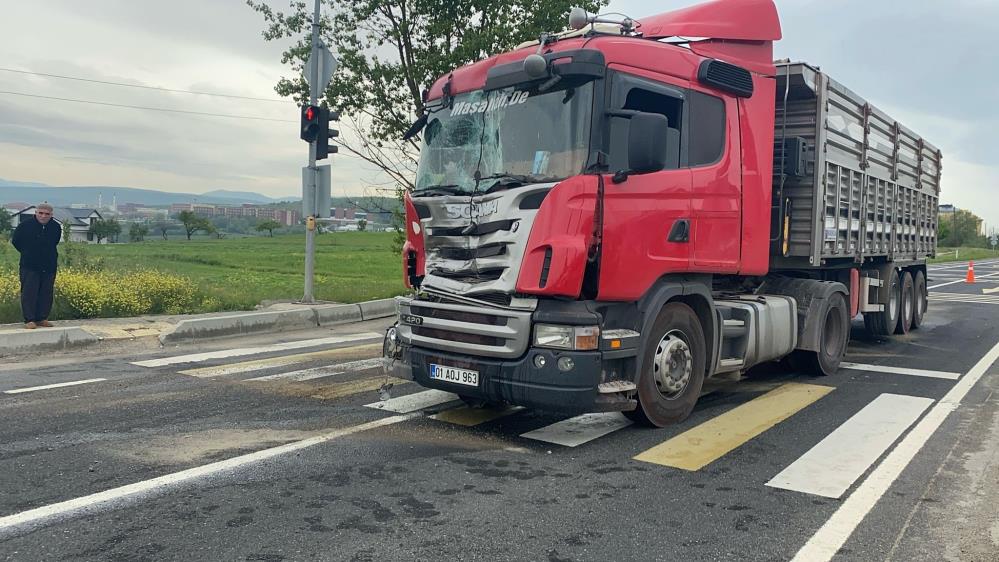 Tır Ile Kamyonet Çarpıştı Yaralı Var!  (2)