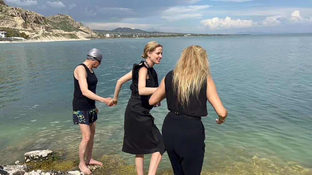 Wilma Elles Çelik Ve Tuğba Özay, Van Gölü’ne Girdi (1)