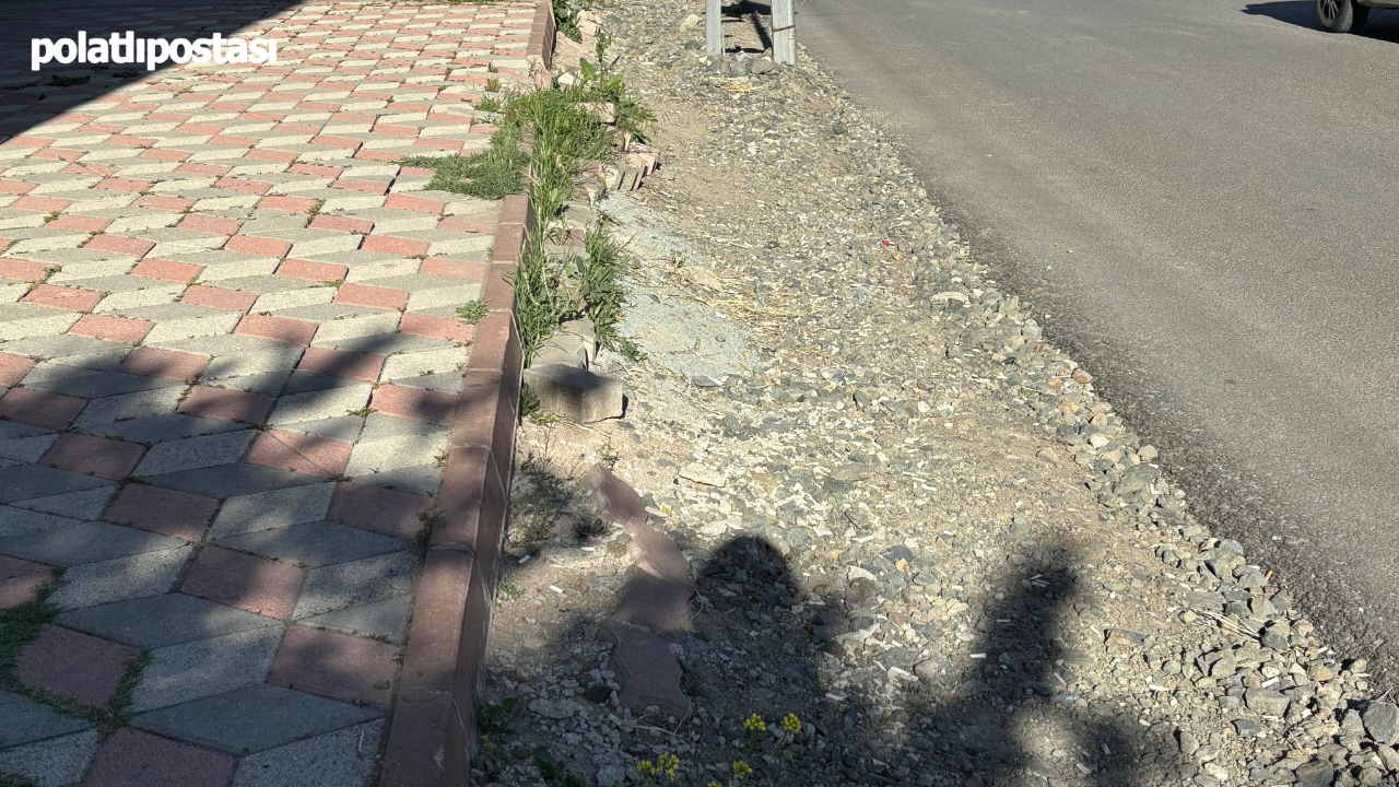 Yenikent’te Bir Yıldır Süren Kaldırım Sorunu Vatandaşları Çileden Çıkardı  (3)