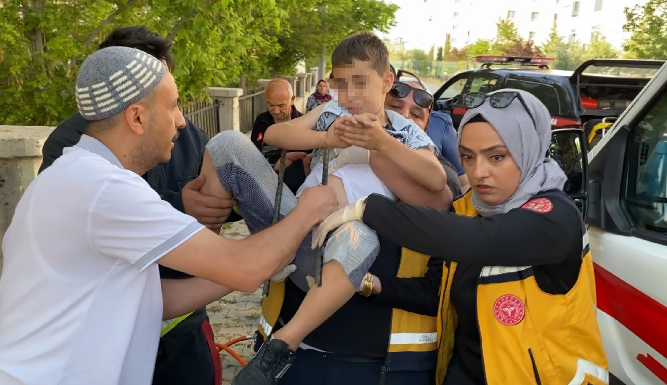 13 Yaşındaki Çocuğun Koluna Korkuluk Demiri Saplandı!  (1)