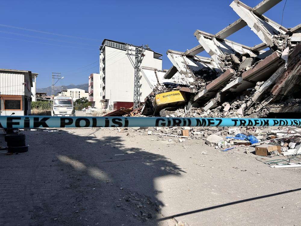 7 Katlı Bina Iş Makinesinin Üzerine Devrildi! (2)