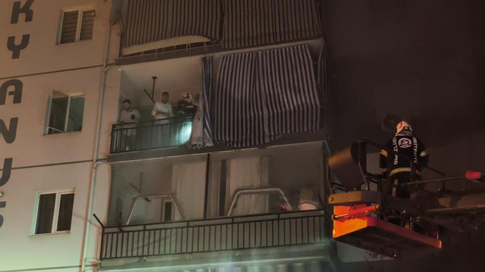 Ağaçta Çıkan Yangın Apartmana Sıçradı! (1)