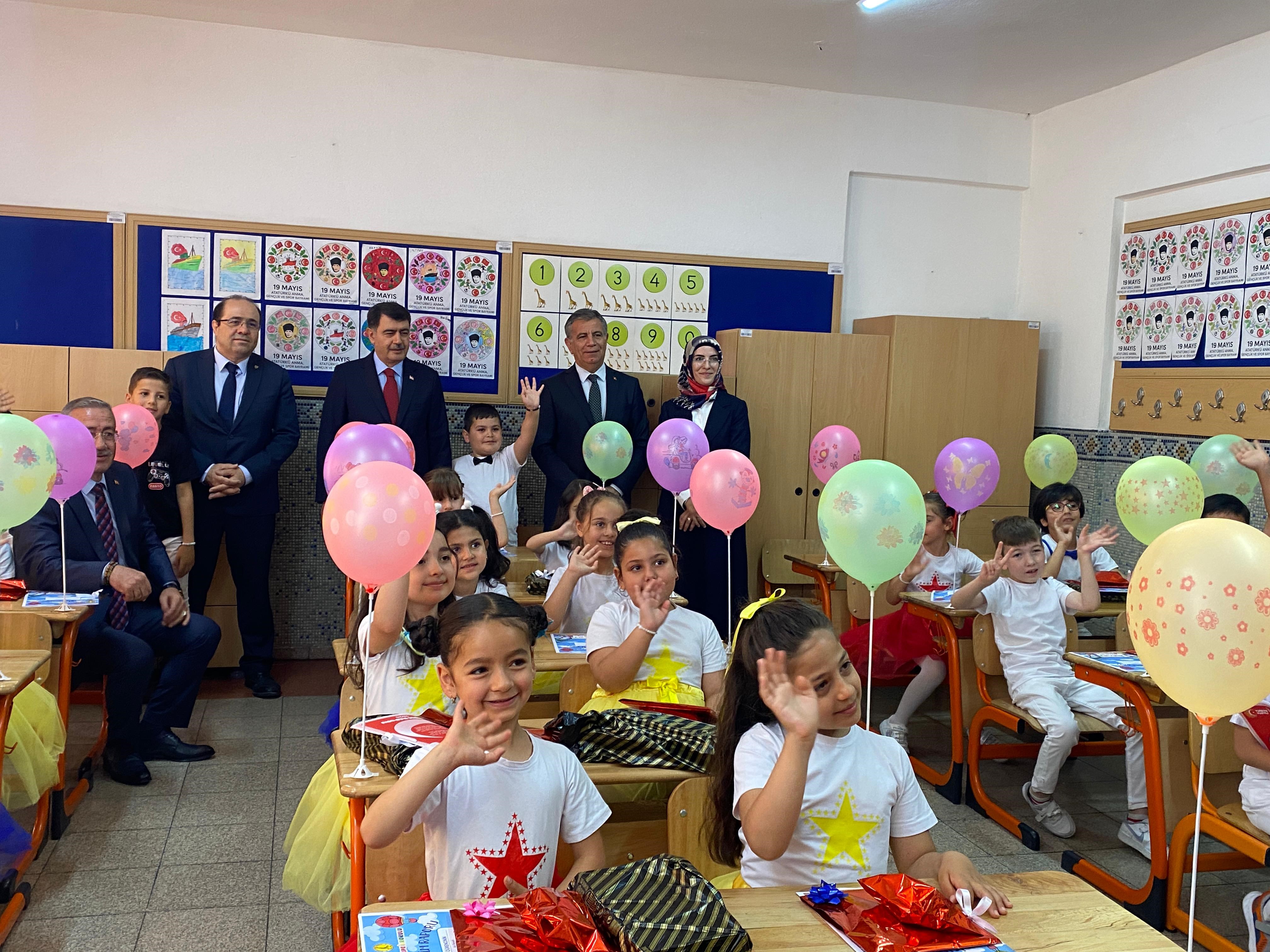 Ankara Valisi Vasip Şahin, Karne Dağıtım Törenine Katıldı  (3)