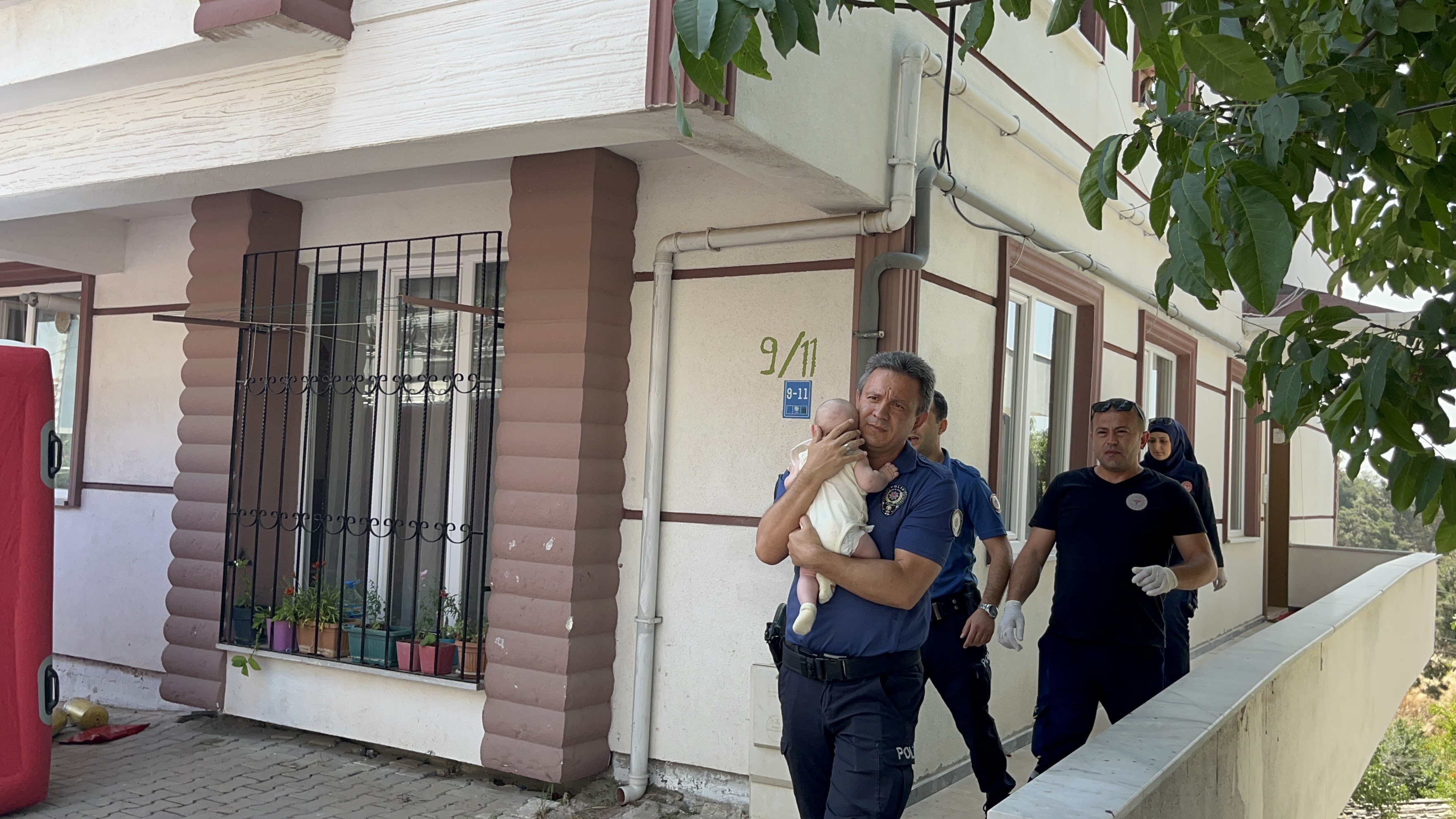Bebeğini Rehin Alan Baba, Balkondan Balkabağı Fırlattı  (1)-1