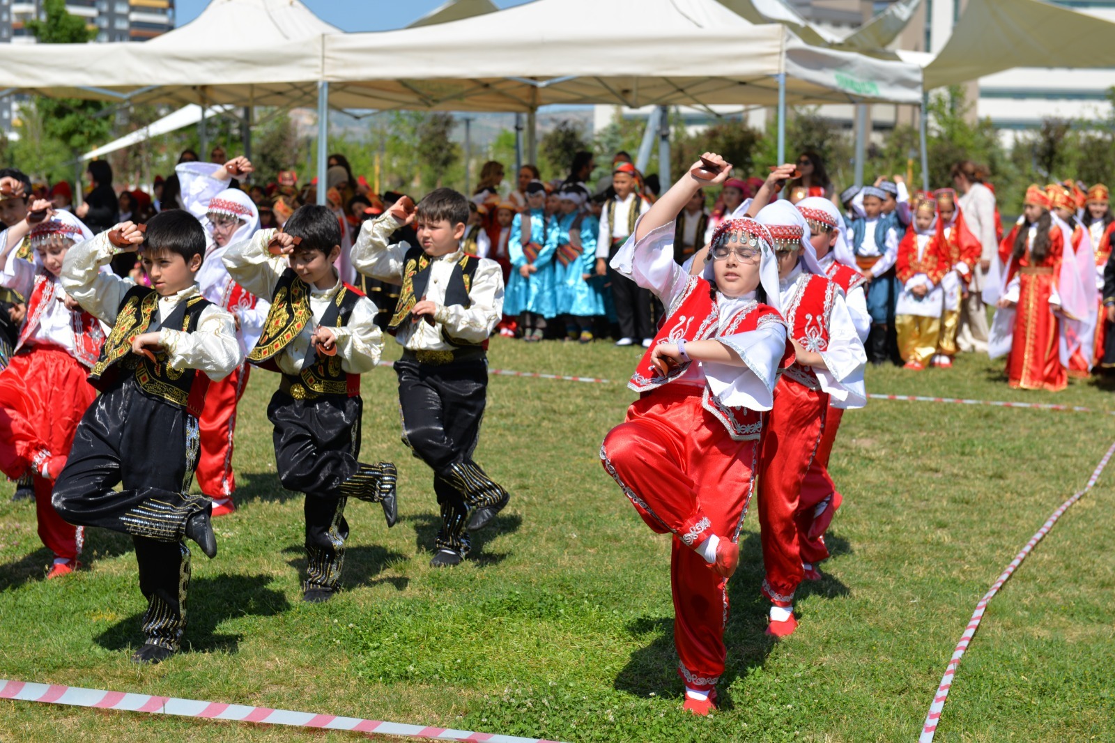 Kahramankazan’da Ilkokul Öğrencilerinden Renkli Halk Oyunları Şöleni (1)