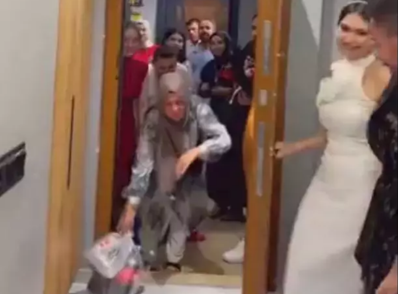 Kapıyı Açınca Şaşkına Döndü İsteme Merasiminde Şok An!  (2)