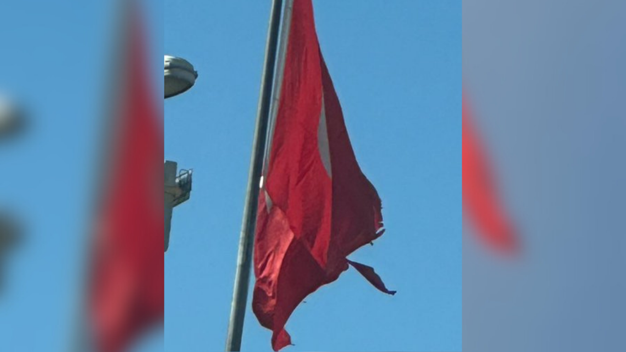 Keçiören Belediyesi Yırtılan Türk Bayrağını Yeniledi (2)