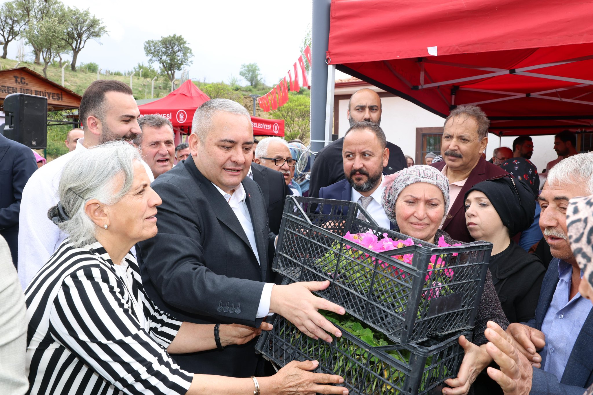 Keçiören’de Ücretsiz Fide Ve Çiçek Dağıtımı (1)