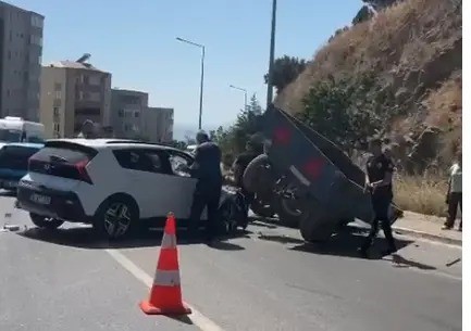 Otomobil, Traktörün Römorkuna Çarptı! (2)