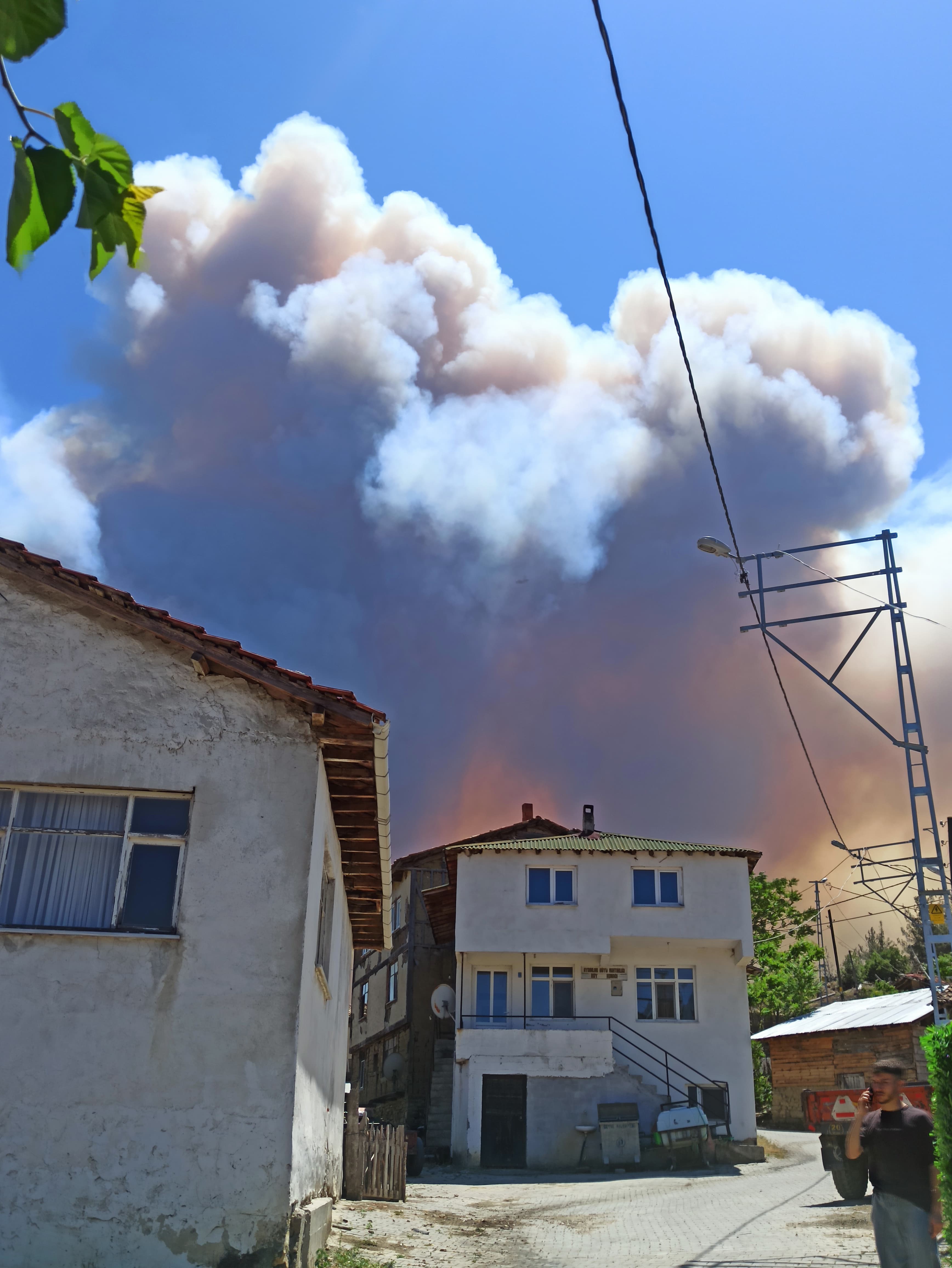Sakarya’da Ormanlık Alan Cayır Cayır Yanıyor İki Mahalle Tahliye Ediliyor! (2)