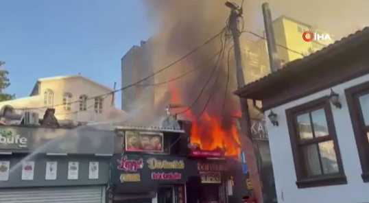 Tarihi Semtte Çıkan Yangında 5 Iş Yeri Zarar Gördü (2)