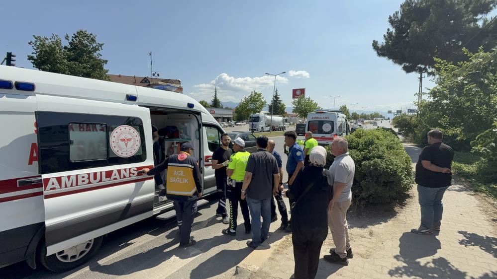 Yayaya Yol Veren Araca Çarptı! Yaralılar Var (2)
