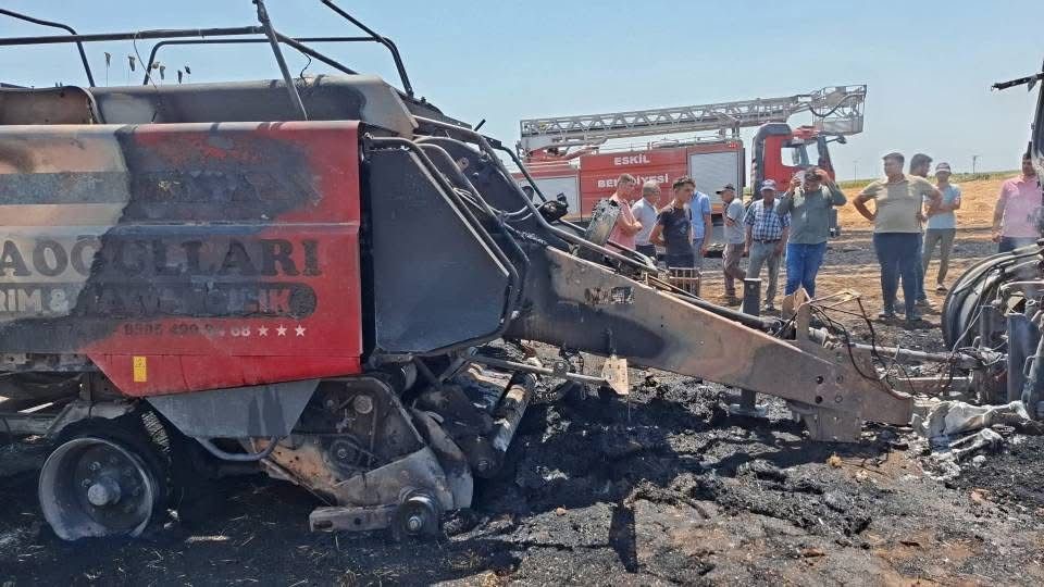 3 Dekarlık Alan Ve Traktör Alevlere Teslim Oldu! (2)