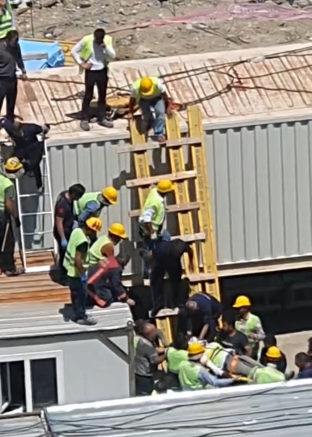 Ankara'da Iş Kazası Üzerine Çengel Düşen Işçi Yaralandı  (2)